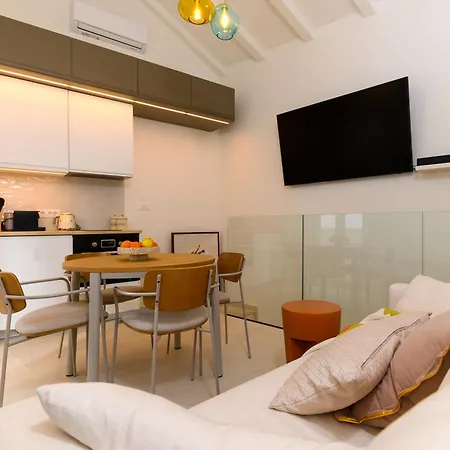 S27-modern House In The Old Centre With Parking Split