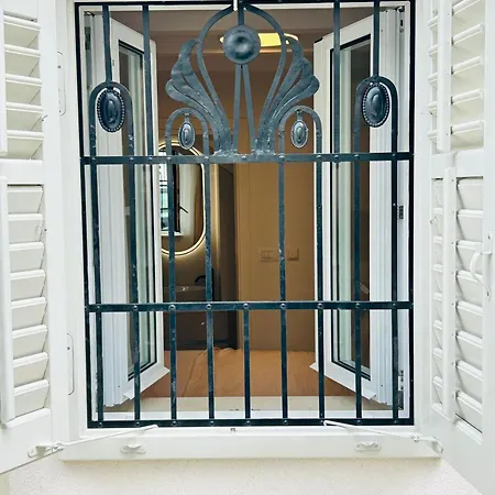 S27-heritage House In The Centre Split