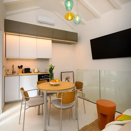 S27-modern House In The Old Centre With Parking