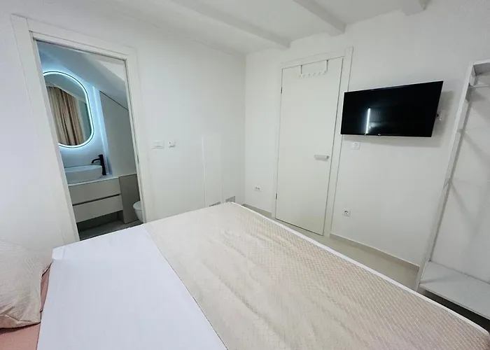S27-new House In The Centre Split